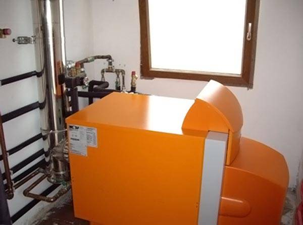 Caldeira de aquecimento a diesel para uma casa particular