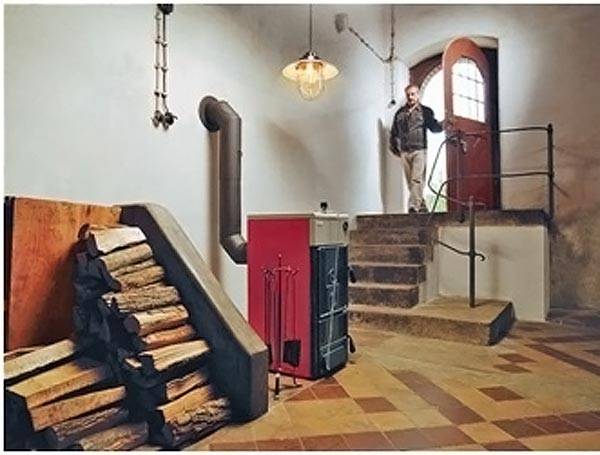 Um exemplo de interior de uma sala com uma caldeira