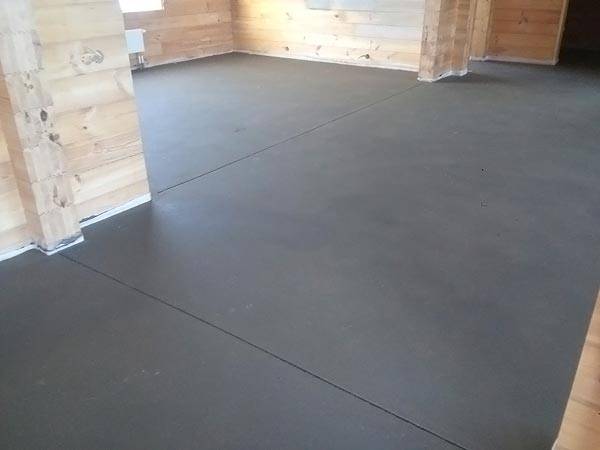 Durch die Verwendung der halbtrockenen Estrich-Technologie erhalten Sie eine nahezu perfekt ebene Oberfläche