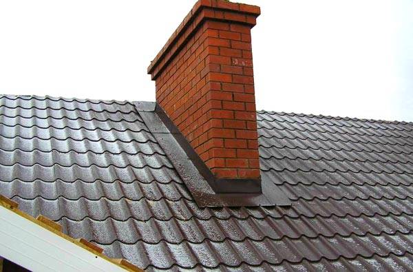 Boîte de ventilation en brique qui fait partie de la structure du mur