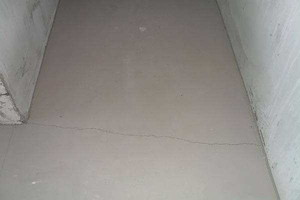 Wenn Feuchtigkeit eindringt, können Risse im Estrich auftreten