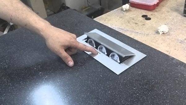 Вградени контакти в работния плот