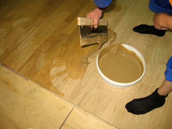 Εάν προσπαθήσετε να εξοικονομήσετε χρήματα, τότε σε 2-3 χρόνια η σφραγισμένη επιφάνεια θα φθαρεί και θα σπάσει