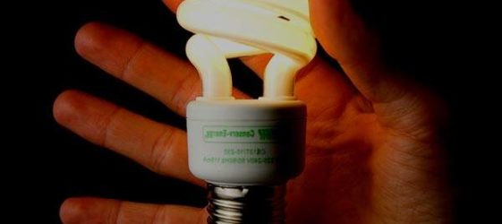 ¿Por qué parpadea la luz de ahorro de energía cuando el interruptor está apagado?