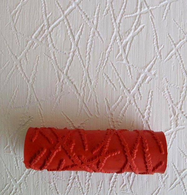 An example of creating a texture on a putty using a roller