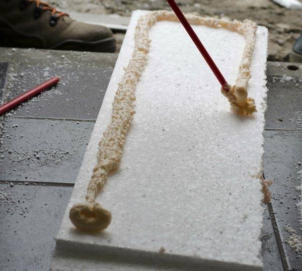 Нанасяне на лепило върху пяна