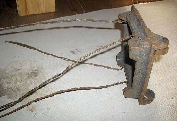 Blower door wire attachment