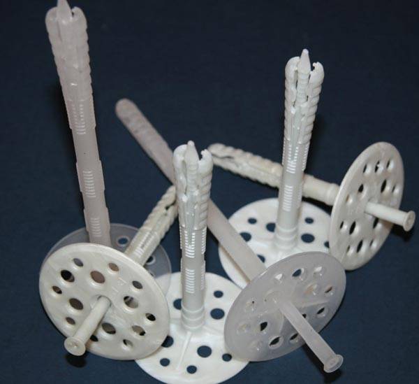 Закрепване с гъба дюбел