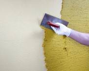 El proceso de aplicación de yeso texturizado.