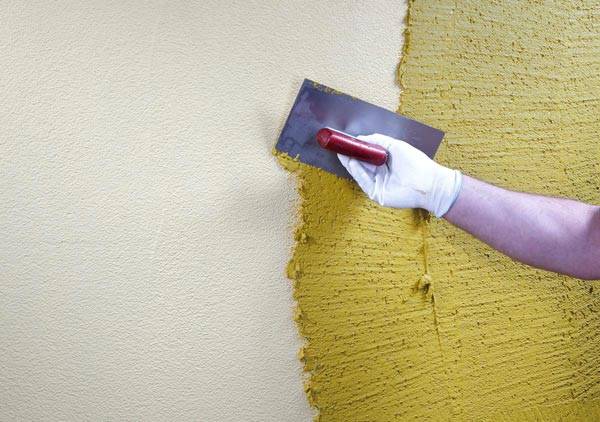 Procesul de aplicare a tencuielii texturate