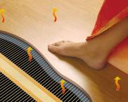 lantai hangat di bawah lamina di lantai konkrit