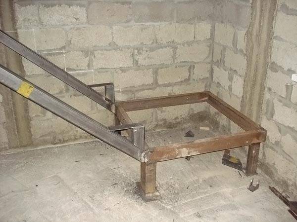 Frame for a flight staircase