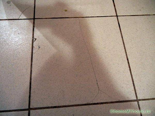 Плочките могат да се спукат, ако паднат тежки предмети