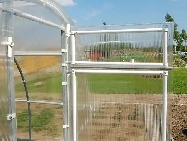 Ușă de seră gata pentru instalare