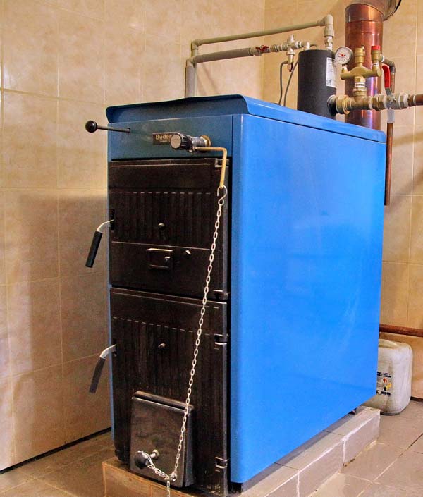 Wood-fired electric boiler with semi-automatic regulation