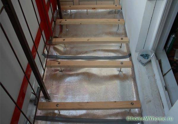 Pemasangan lantai yang boleh disesuaikan di balkoni