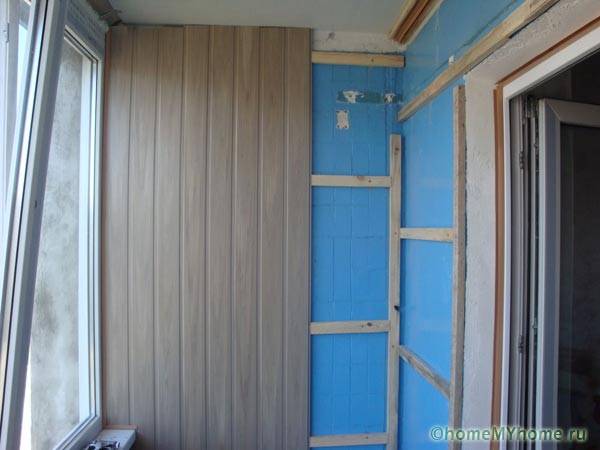 Pelapisan balkoni dengan panel plastik