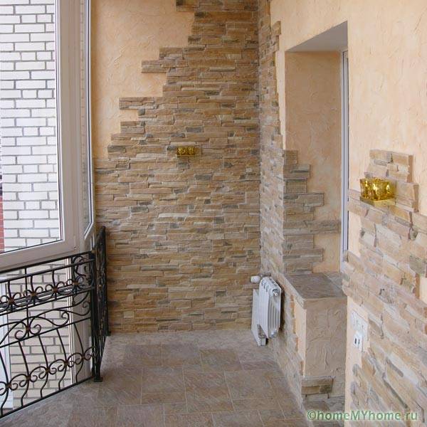 Menggunakan batu fleksibel untuk menghias balkoni