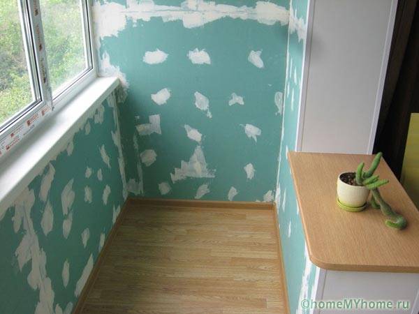 Balkon papan eternit berselubung