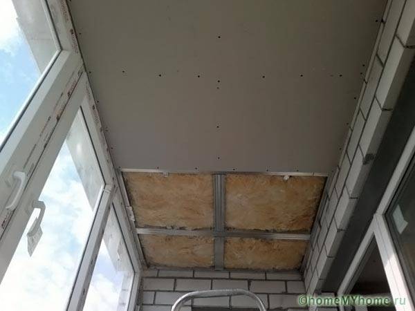 Pemasangan papan gipsum pada bingkai di siling