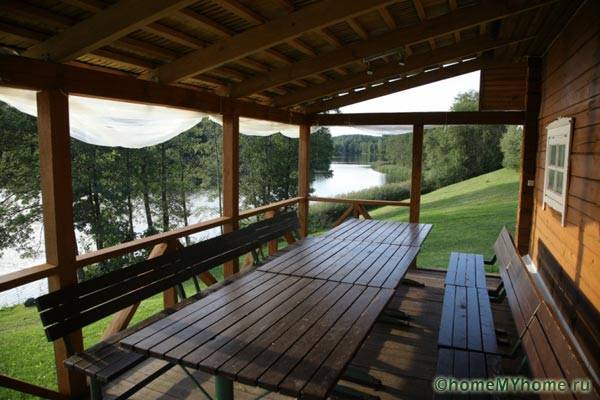 Terasă spațioasă pentru relaxare cu prietenii