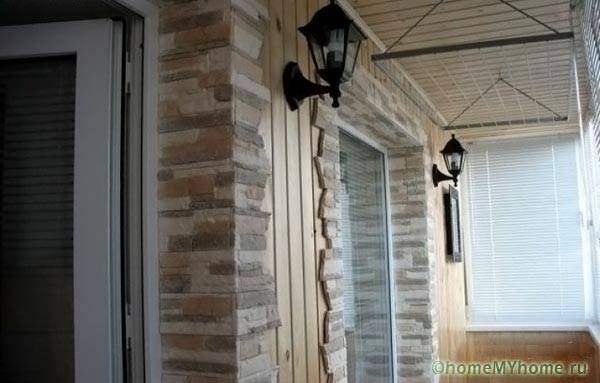 Pilihan untuk menyelesaikan dinding loggia dengan beberapa aspek