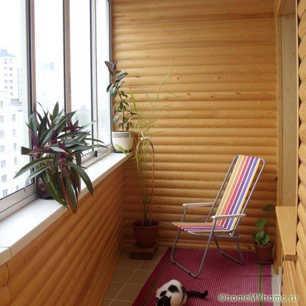 Hiasan balkoni dengan rumah blok