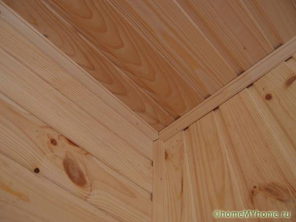 Menghias sendi dinding ketika menghadap papan keratan dengan fillet kayu