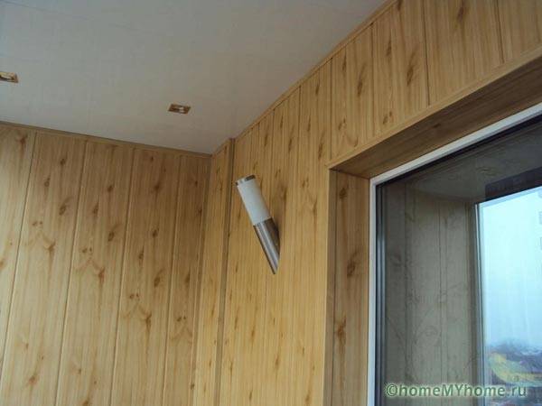 Menghiasi balkoni dengan tangan anda sendiri dengan panel MDF