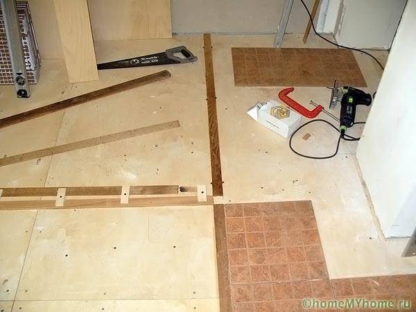 Đặt gạch trên ván ép