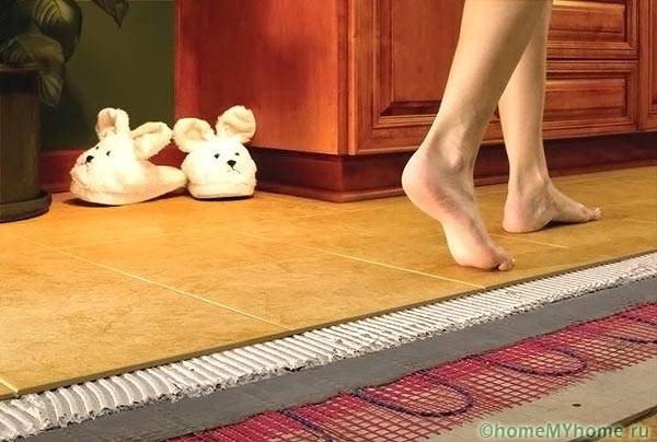 Vị trí của cáp gia nhiệt trong lớp keo xi măng