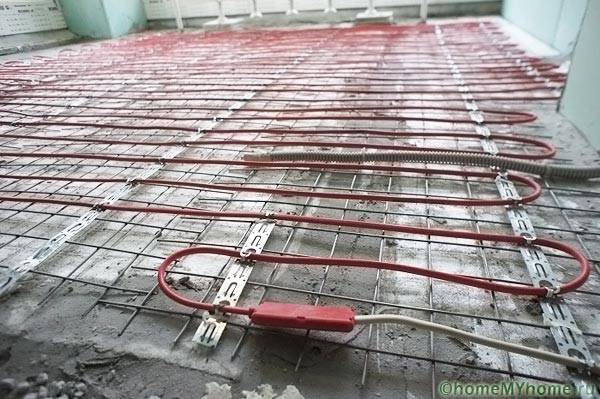 Đặt cáp tự điều chỉnh dưới một ô