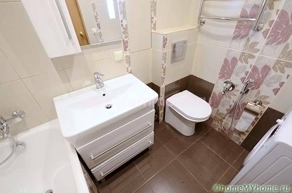 Location of the washing machine and sink with a cabinet in the bathroom space