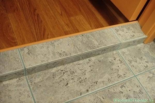 Sự khác biệt về tầng giữa phòng tắm và hành lang