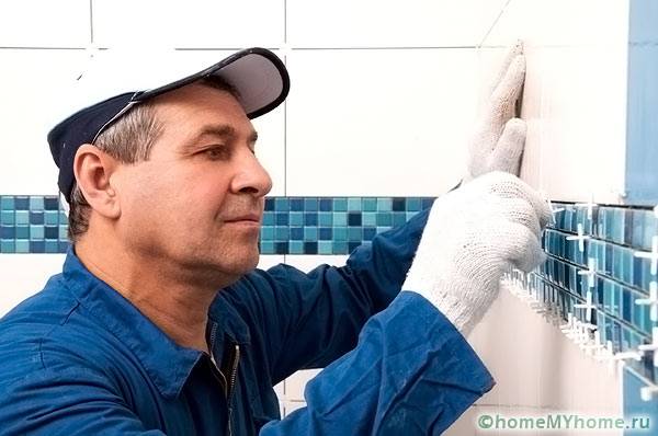 Процесът на полагане на плочки по стените