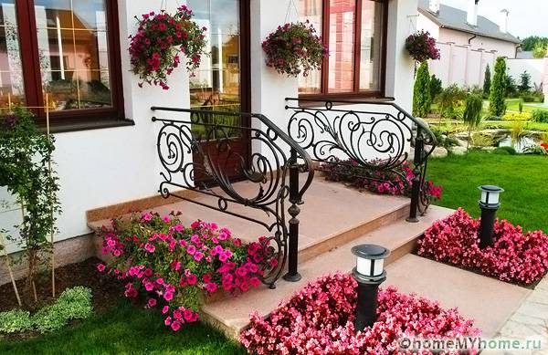 Μικρός μπροστινός κήπος μπροστά από το σπίτι