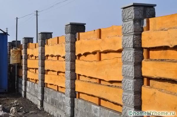 Ein unbeschnittenes Brett wird verwendet, um ein rustikales Äußeres zu dekorieren