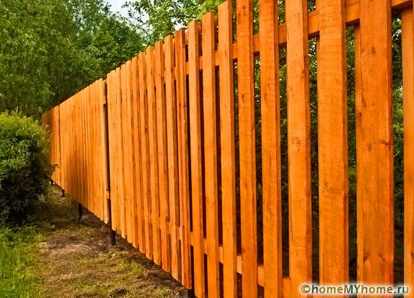 Ein Beispiel für die einfachste Konstruktion auf Metallstützen