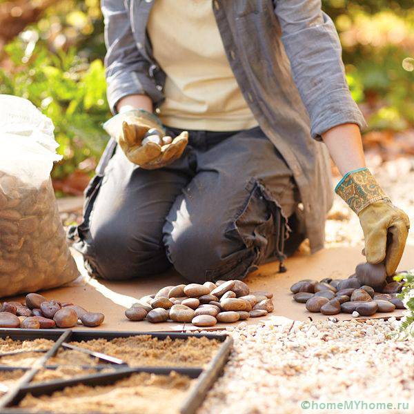 Processo di fabbricazione del mosaico di ciottoli