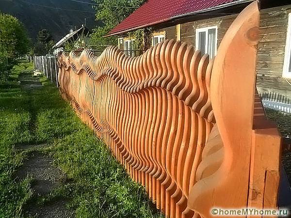 Geschnitzte ungewöhnliche Kompositionen ziehen das Auge an