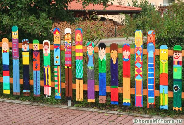 Manchmal können Sie mit einer banalen Färbung eines einfachen Zauns Ihre Site vor dem allgemeinen Hintergrund hervorheben.