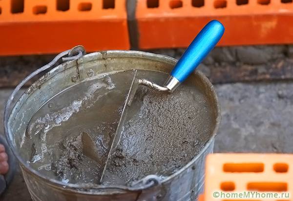 The mixed solution is laid out in a smaller container