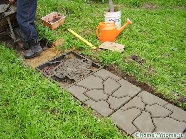 Prima di fare la traccia, si consiglia di segnare e rimuovere la zolla