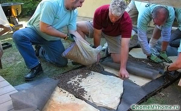 Riempimento di ciottoli sulla base preparata