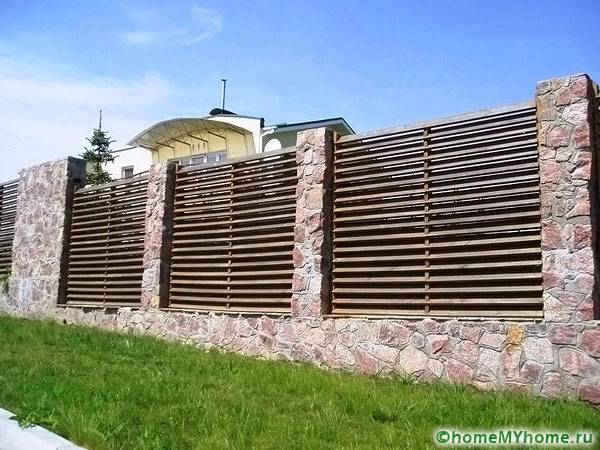 Die Treppenoption kann mit monumentalen Stützen verdünnt werden