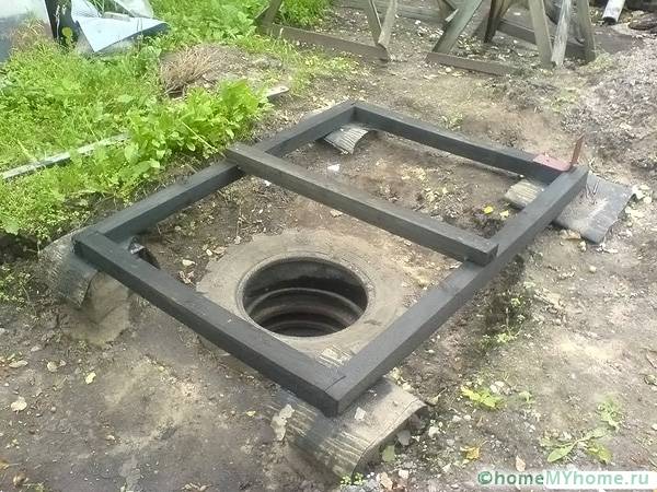 Este important să aliniați baza toaletei pentru a nu distorsiona întreaga structură