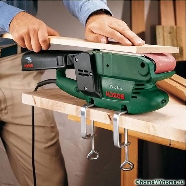 Dengan bantuan pengikat tambahan, anda boleh meletakkan mesin di atas meja dan pasir benda kecil