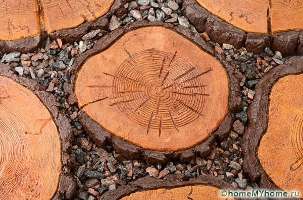 Gli spazi tra i tagli sono riempiti con ghiaia fine