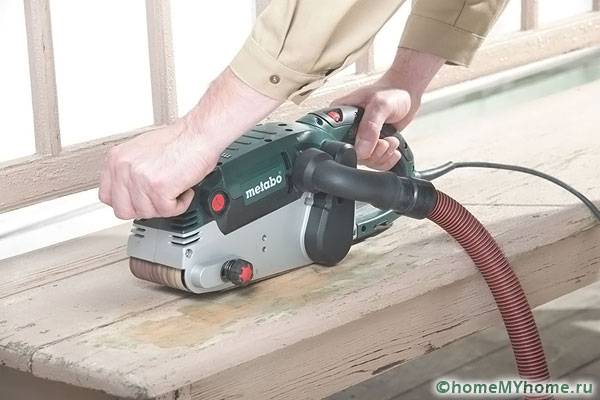 Anda boleh menyambungkan paip pembersih vakum ke penggiling