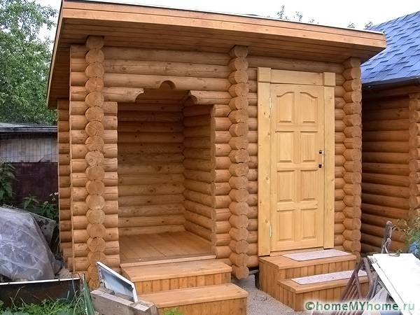 Clădirile din bușteni rotunjite arată foarte plăcut din punct de vedere estetic